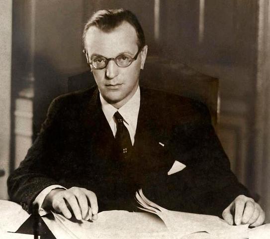 Por la insistencia de Adolf Hitler, Arthur Seyss-Inquart, un fanático nazi, es introducido en el gobierno austriaco ocupando la cartera de Interior.