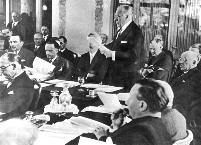 Conferencia internacional de Evian; Francia se niega a dar refugio a judíos alemanes. La discusión versa sobre las cuotas de inmigración para los refugiados que huyen de Alemania.