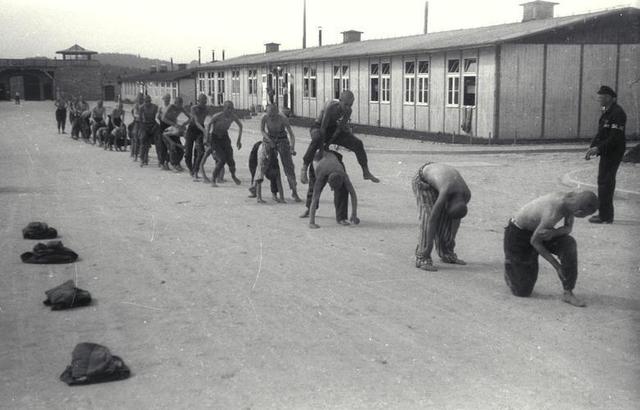 Se abre el campo de concentración de Mauthausen (Austria). Se crea en Berlín la SS DEST., una sociedad que gestionará los trabajos de cantera del campo de concentración de Mauthausen.
