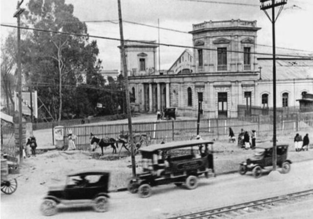 En 1881, se intala la red telefonica en Mexico.