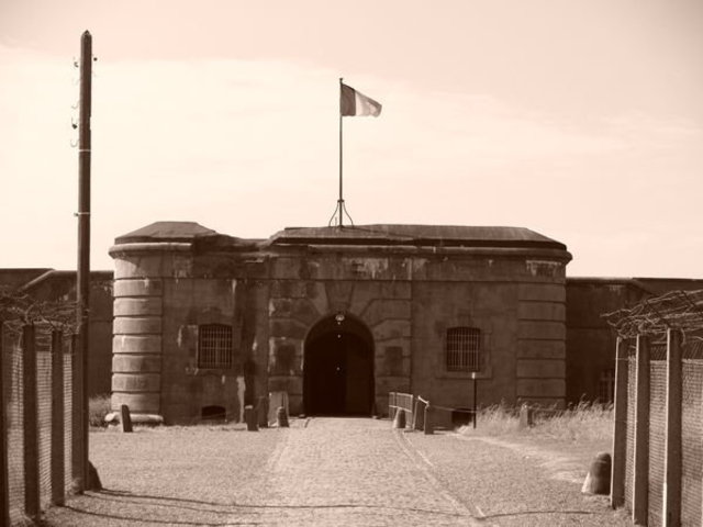 Se inaugura el campo de concentración de Breendonk (Bélgica)