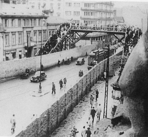 Se establece el ghetto de Varsovia (Polonia). Era el ghetto mas grande tanto en área como en población. Los alemanes confinaron en un 2,4% del área total de la ciudad a más de 350.000 judíos, alrededor del 30% de la población de la ciudad.