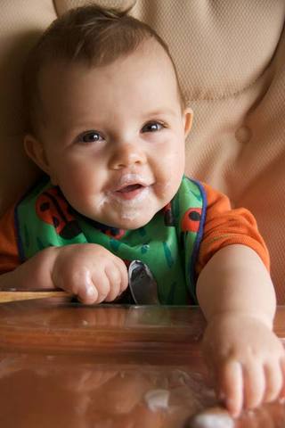 Balbucea y asocia los sonidos con la boca.