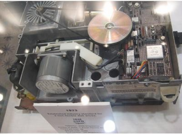 LAS UNIDADES DE DISCO COMENZARON A DESARROLLARSE CON TECNOLOGÍAS MAS PEQUEÑAS Y VARIADAS