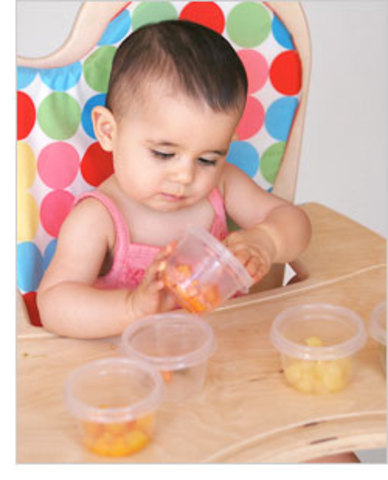 A los diez meses desarrolla más su habilidad visual para distinguir objetos.