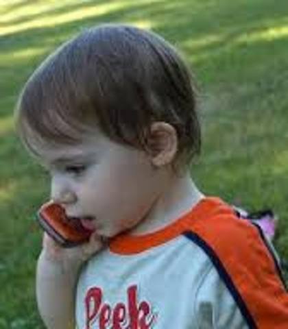 A los 18 meses pasa de la articulación de sonidos a la pronunciación de palabras completas.