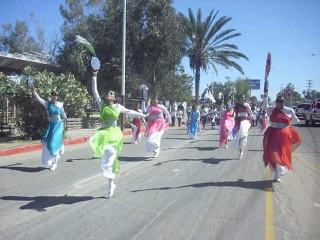 Y voy marchando, cantando, celebrando su victoria.