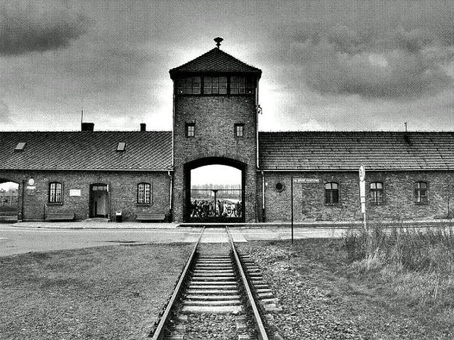 La SS establece un segundo campo en Auschwitz, Auschwitz II o Birkenau. El campo estaba originalmente designado para el encarcelamiento de un gran número de prisioneros de guerra soviéticos pero posteriormente se usó como centro de matanza.