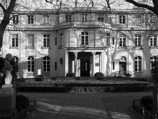 Conferencia de Wannsee en Berlín (Alemania). Trazado del plan para el exterminio de los 11.000.000 de judíos de Europa.