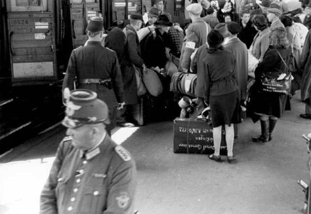 Deportación de 60.000 judíos de Eslovaquia en dos grupos a los campos de exterminio de Auschwitz y Majdanek (ambos en Polonia)