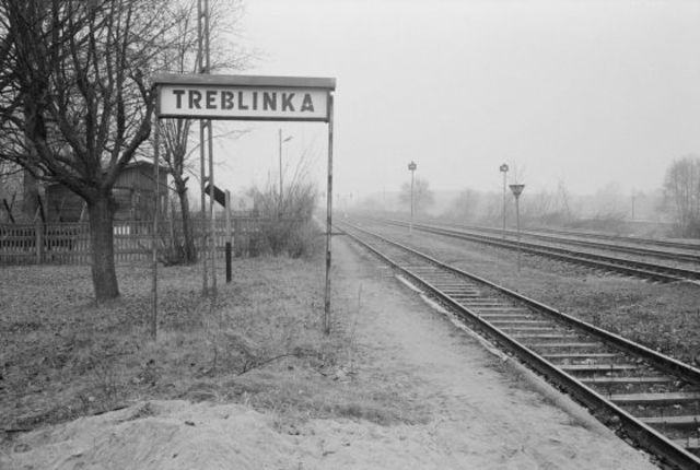 En Julio de 1942 comienza la deportación del ghetto de Varsovia al nuevo campo de exterminio de Treblinka (Polonia), el cual tenía 10 cámaras de gas, con capacidad para 200 personas cada una.