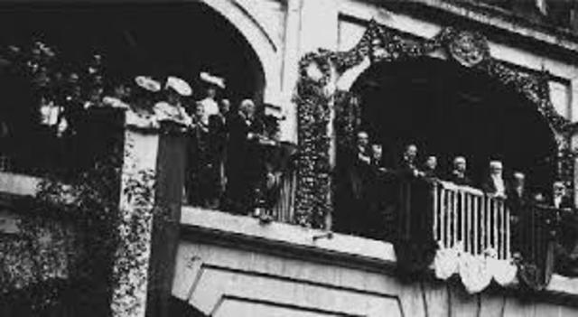 Se calusura la Real y Pontificia Universidad de México por primera vez.