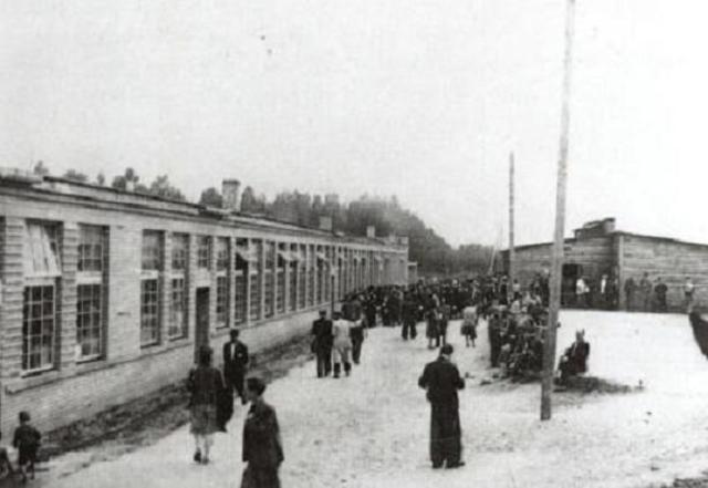 Comienza el levantamiento del ghetto de Varsovia. Los judíos se opusieron a los alemanes. La SS y la Policía alemana deportan a muchos sobrevivientes a Treblinka y Majdanek y a campos de trabajos forzados en Trawniki y Poniatowa.