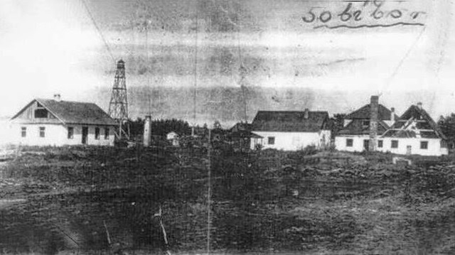 Rebelión de los prisioneros del campo de exterminio de Sobibor (Polonia) donde habían muerto ya 250.000 judíos; este campo es destruido y en su lugar fueron sembrados árboles.