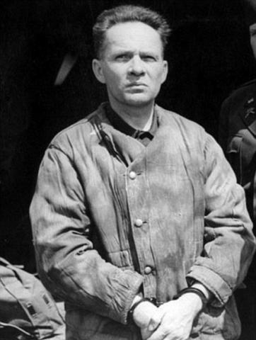 En Mayo de 1944 Rudolf Hoss regresa a Auschwitz con la orden de Himmler de vigilar el asesinato de unos 100.000 judíos húngaros a quienes se les extrajo 40 kilos de oro de los dientes. Este mes llegaron al campo 381.661 personas para ser asesinadas.