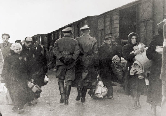 Comienzo de la deportación de los judíos de Hungría al campo de exterminio de Auschwitz (Polonia). Hasta el 27 de Junio se remitió a ese lugar a 476.000 personas, muriendo inmediatamente la mutad de ellos.