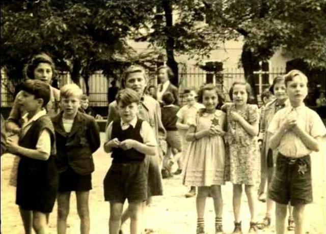 Una delegación de la Cruz Roja visita el campo de concentración y ghetto de Theresienstadt (Checoslovaquia) después que los nazis decoraran el lugar para obtener un informe favorable.