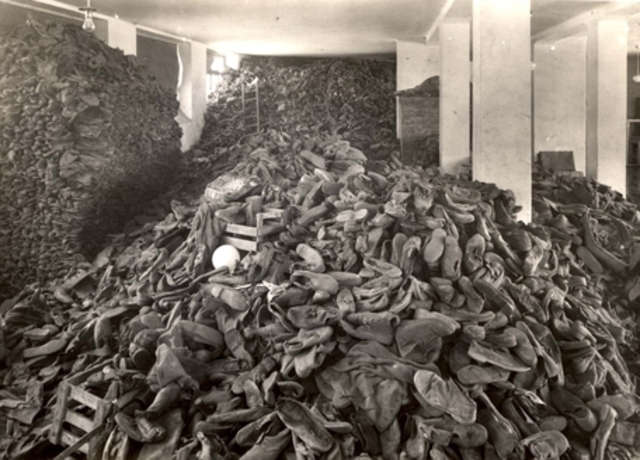 En Junio de 1944 el campo de exterminio de Auschwitz-Birkenau (Polonia) llega a su récord más alto de personas gaseadas diariamente: 9.000. Ante la incapacidad de los crematorios se abren 6 fosas comunes para quemar los cuerpos.