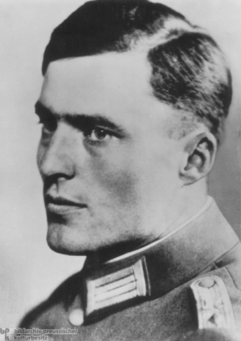 Tentativa de un grupo de oficiales alemanes, dirigidos por Klaus von Stauffenberg, contra la vida de Adolf Hitler colocándole una bomba en su propio Cuartel General de Lublin (Polonia)