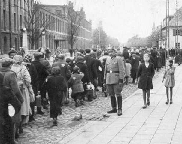 Del 7 al 30 de Agosto de 1944, el último ghetto de Polonia, el de Lodz, es liquidado y sus 60.000 ocupantes son enviados al campo de exterminio de Auschwitz (Polonia)