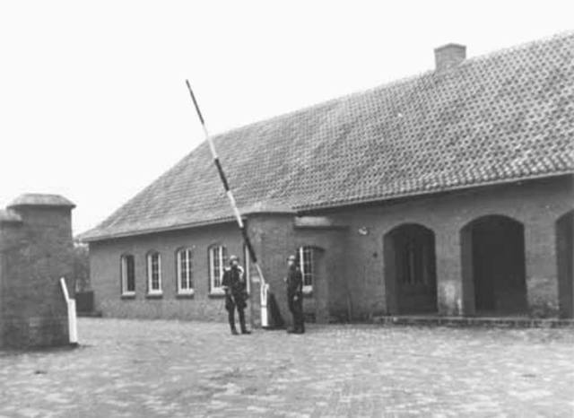 Se cierra el campo de tránsito de Vught (Holanda)