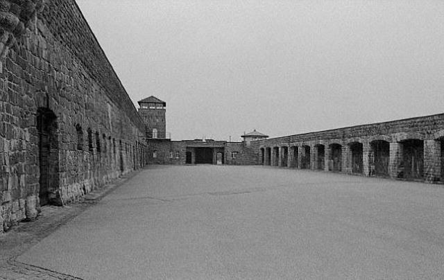 Llega a Mauthausen (Austria) el primer convoy de prisioneros evacuados desde Auschwitz (Polonia)