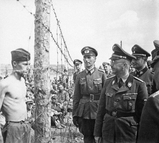 Heinrich Himmler ordena la destrucción del campo de exterminio de Auschwitz (Polonia) y sus crematorios para ocultar la evidencia de los campos de la muerte.