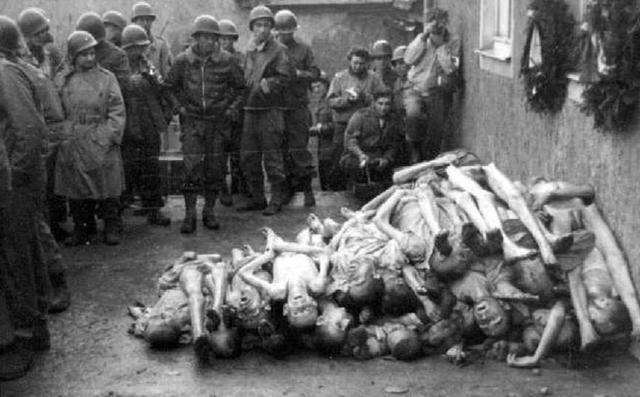 Las tropas norteamericanas, ayudadas por los prisioneros, liberan el campo de concentración mixto de Buchenwald (Alemania) en donde se encontraban 20.000 prisioneros vivos.