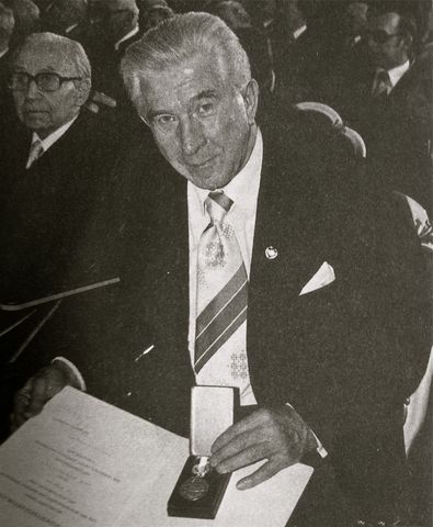 Louis Haefliger, representante de la Cruz Roja Internacional, llega a Mauthausen (Austria) para la evacuación de un nuevo contingente de prisioneros franceses. En esa expedición se incluyen algunos españoles oficialmente franceses.