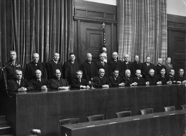 En Londres (Gran Bretaña) se crea el Tribunal Penal Internacional (I.M.T.) que juzgará a los líderes nazis.