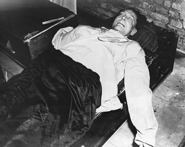 Ejecución de los 12 condenados a muerte sentenciados durante los Juicios de Nuremberg. 2 horas antes de las ejecuciones, Hermann Goering cometió suicidio mediante la ingesta de una cápsula de cianuro.
