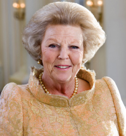 La reina Juliana abdicó en su hija Beatriz