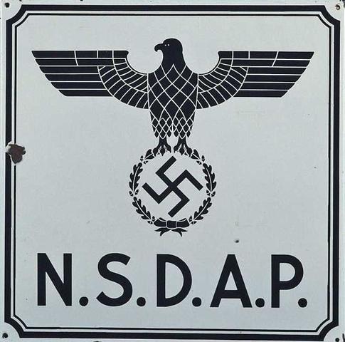 Adolf Hitler declara la unidad legal del estado alemán con el Partido Nazi.