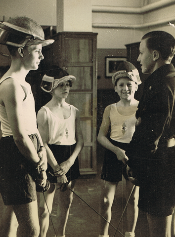 El Liderazgo de las Juventudes del Reich prohíbe que los grupos de jóvenes judíos alemanes vistan uniformes.