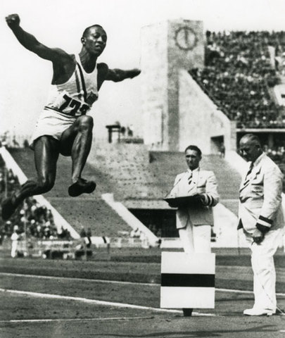 Jesse Owens, "el humano más rápido del mundo", cosechó cuatro medallas de oro y se transformó en el héroe de las Olimpíadas de Munich. En el salto de longitud alcanzó los 8,13 metros, lo que constituyó un récord olímpico.