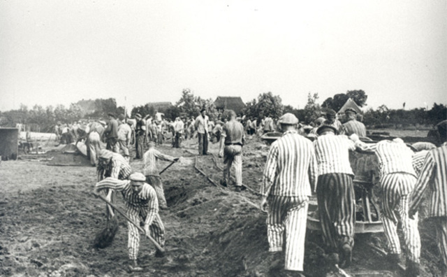 Se promulga la ley de "arianización", es decir, la expropiación de todas las empresas de propiedad judía. Se abre el subcampo de concentración de Neuengamme (Alemania)