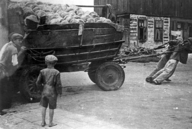 Las autoridades alemanas ordenan que el ghetto de Lodz sea cerrado, dejando a unas 160.000 personas en él. Desde ese momento todos los judíos que vivían en Lodz tenían que residir en el ghetto y no lo podían abandonar sin autorización alemana.