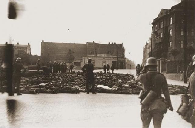 Del 20 al 24 de Noviembre de 1940 se produce la adhesión de Hungría, Rumania y Eslovaquia al "Eje Berlín -Roma-Tokio". Son aislados los ghettos de Cracovia (en Polonia y con 70.000 judíos en su interior) y Varsovia (Polonia) con 400.000.