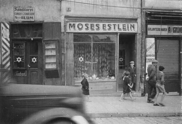 Vandalismo en Lewow (Ucrania), con la participación de nacionalistas ucranianos.