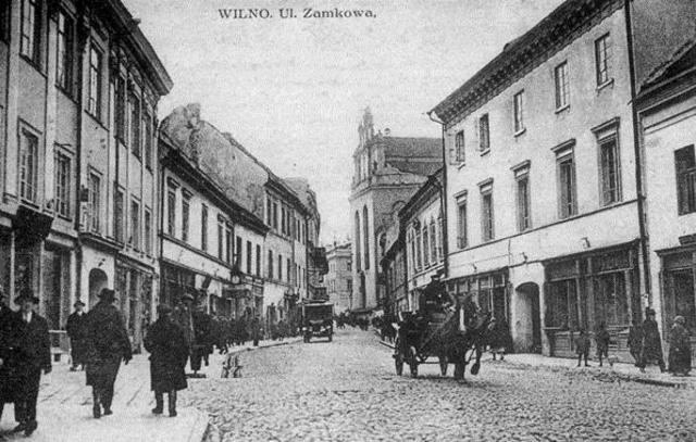 Las autoridades alemanas establecen dos ghettos en Vilna, en la Lituania ocupada por los alemanes. Entre los alemanes y los lituanos matan a decenas de miles de judíos en los bosques cercanos de Ponary.