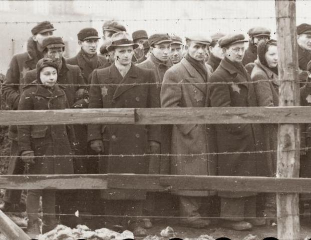 Habilitación del campo de exterminio de Chelmno (Polonia), al lado de Lodz. Hasta Abril de 1943 fueron exterminados allí 320.000 judíos. Masacre de Riga (Letonia) con 27.000 muertos.