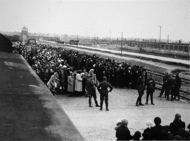 En Enero de 1942 comienzan los asesinatos masivos en el campo de exterminio de Auschwitz (Polonia). La SS informa de 229.052 judíos asesinados.
