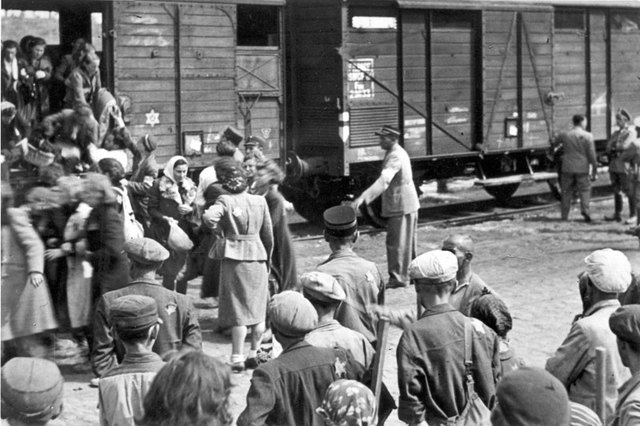 Las autoridades alemanas empiezan la deportación de judíos del ghetto de Lodz al campo de exterminio de Chelmno (ambos en Polonia)