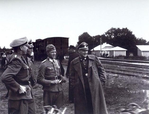 En Mayo de 1942 y después de las pruebas del gaseamiento en Abril, un destacamento especial de la SS empieza las operaciones de gaseamiento en el campo de exterminio de Sobibor a principios de Mayo.