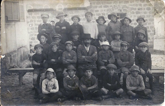 Resistencia armada contra la liquidación del ghetto de Mir, en el Oeste de Rusia Blanca.