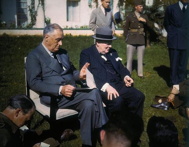 Se celebra una conferencia en Casablanca entre Churchill y Roosevelt por la que instan a Alemania, Italia y Japón a una rendición.