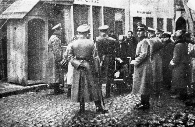 La SS ordena la deportación final de los judíos del ghetto de Vilna. La SS y las unidades de Policía en Vilna deportan a 4.000 judíos al campo de exterminio de Sobibor (Polonia) y evacuan a 3.700 aproximadamente a campos de trabajos forzados en Estonia.