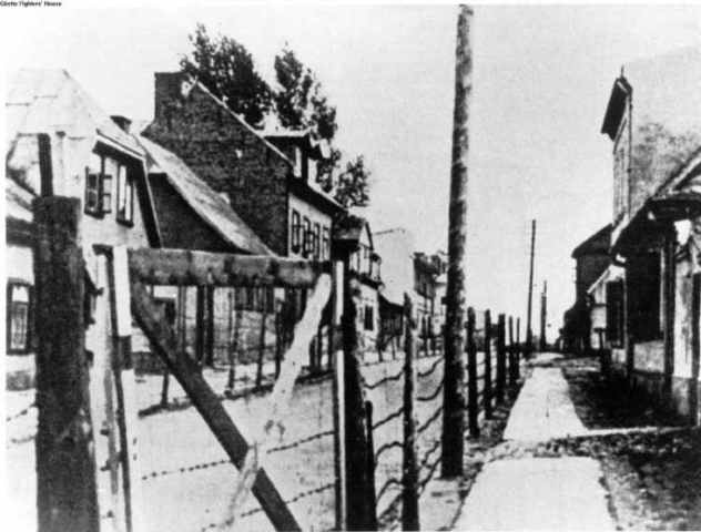 En Noviembre de 1943 derriban el ghetto de Riga (Letonia). El campo de exterminio de Auschwitz (Polonia) es dividido en 30 subcampos. Se cierra definitivamente el campo de concentración y exterminio de Janowska (Ucrania)