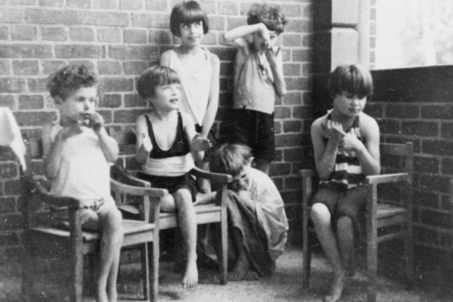 Decreto para establecer el "Ostarbeiter-Sammelstellen" (unidades de trabajo forzado de los países del este) en 11 instituciones psiquiátricas. A partir de esta orden los enfermos mentales morirán mediante el trabajo esclavizado.