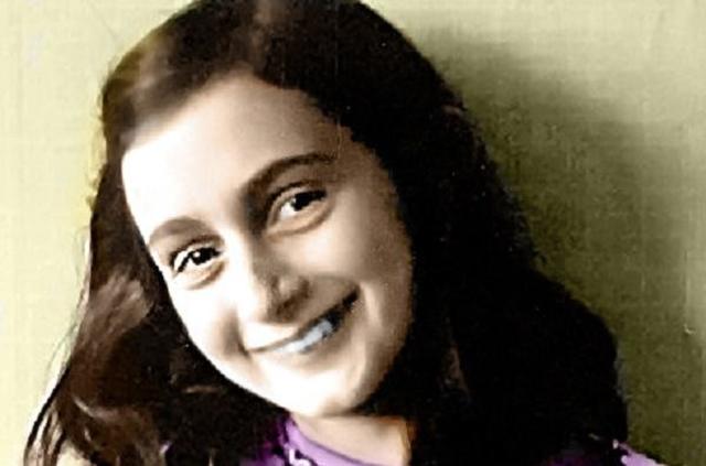 Anna Frank y su familia son arrestados por la Gestapo en Amsterdam (Holanda) y enviados a Auschwitz. Anna y su hermana Margot son llevadas posteriormente al campo de Bergen Belsen (Alemania) donde Anna muere de tifus el 15 de Marzo de 1945.